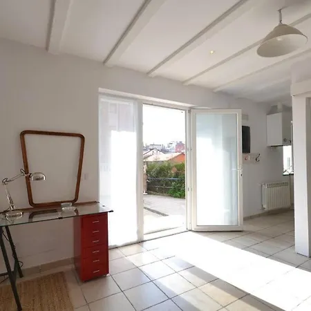 Apartamento Apartamento Independiente En Planta Baja Con Patio Ajardinado Y Parking